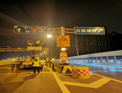 石河子郑州市北三环彩虹桥交通标志牌安装现场